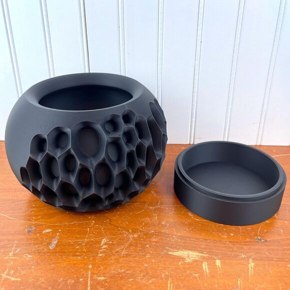 Indoor Flower Pot, The Virus Planter Pot, Houseplants, Ecofriendly - Picture 7 of 10